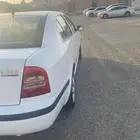 اسكودا 2006 لون ابيض مجددة ومفحصه فيها خلل في حذاف فقط