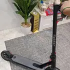 سكوتر نظيف ولا في شيء بس يبيله له بطاريه ورفرف وكافر البطاري
