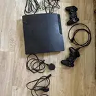 سوني فريق فيه العاب 27 لعبه مع ثنتين يدين ومعاه كل يد شاحن2