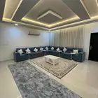 طقم كنب جديد مع الستاره والزوليه والستائر والطاولات