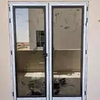 بابين المنيوم سرايا سماكه 1.5 دبل قزاز مع ديكورات وسط اي لون