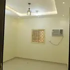 شقه بجانب مسجد الفلقي 1300ريال شامل الكهرباء والماء عوايل