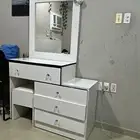 تسريحة مع كرسي و اثنين كمدينو