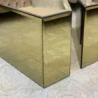 طاولة مرايات تصميم غريب