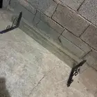 رف زجاج يتعلق في الجدار