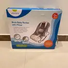 كرسي هزاز للأطفال من Juniors - موديل Brick مع وسادة