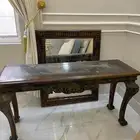 اثاث منزلي و شاشة كمبيوتر و طاولات