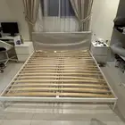 غرفة نوم من دون دولاب