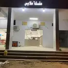 مغسلة ملابس بكامل محتوياتها