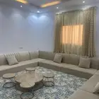 جلسة ارضيه مع الطاولات والستاره والمراكي