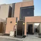 للبيع فيلا مع شقة في حي  المرجان