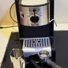 صانعة قهوة اسبريسو مع جميع أغراضها