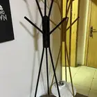 علاقتين ملابس مع شجر وفرشه ولوحات