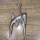 تمثال سياره قديمه جد ا ويعد من القطع الاثريه تقريب ا