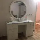 غرفة نوم دولاب ملابس 8 ظرف وتسريحه وسرير استخدام بسيط نظيفه