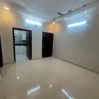 شقة مجددة بالكامل 3 غرف وصالة ومطبخ راكب رخام