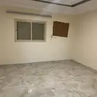 شقة مساحتها 135 متر مكونه من اربعة غرف ومطبخ وصاله و2 دورة