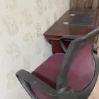 مكتب صغير مع كرسي دوار