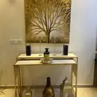 طاولتين مدخل مع لوحه وتحف