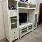 مكتبة تلفزيون وسرير اطفال شبه جديدة
