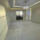شقه روف دور ثاني مع ملحق بالخميس بسعر 630 الف بجوار الخدمات