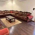 كنب مغربي مع طاوله وطاولات خدمه