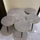 طاولة كبيرة مع اربع طارلات خدمة