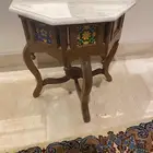 طاولة خشبيه تراثيه جميلة فوقها رخام و وتفاصيل ونقشه