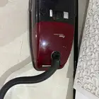 مكنسة كهرباء وصحون وكاسات