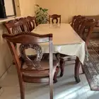 طاولة طعام خشب نظيفه