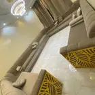 كنب للبيع مع الستارةاستخدام قليل ومع طاوله رخام واستيل