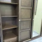 دولاب ملابس بحالة جيدة