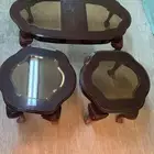 طاولة خشب مع زجاج كبيرة مع ثنين خدمه