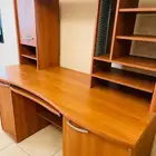مكتب مع ارفف علوية