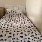 مكتبين وسريرين