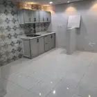 غرفة مع مطبخ امريكي ودورة مياه ارضيه