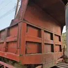 صندوق قلاب نظيف لم يستخدم لا ردميه ولا حجر