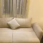 كنب بيج للبيع نظيف خامة ممتازة مع ستارة