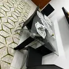 طاولة مع اربع كراسي