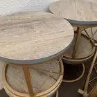 طاوله ارضيه مع اربع خدمه