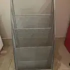 حامل للكتيبات الصغيرة أو المجلات.