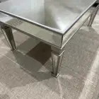 طاولة زجاجية