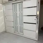 دولاب. و طاولة