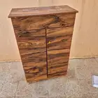 سرير خشب ودلاب صغير