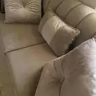 كنب نظيف مثل مو واضح في الصوره مع الستارة