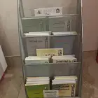 حامل للكتيبات الصغيرة أو المجلات.
