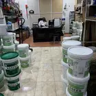 محل للتقبيل بالإضافة إلى مؤسسته