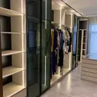 يوجد لدينا مطابخ و الدواليب وغرفة النوم تواصل معنى
