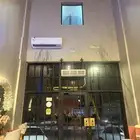 للتقبيل محل في موقع استراتيجي