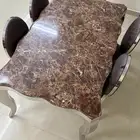 طاولة طعام رخام طبيعي نظيف الكراسي تحتاج تنجيد خذها مجانا